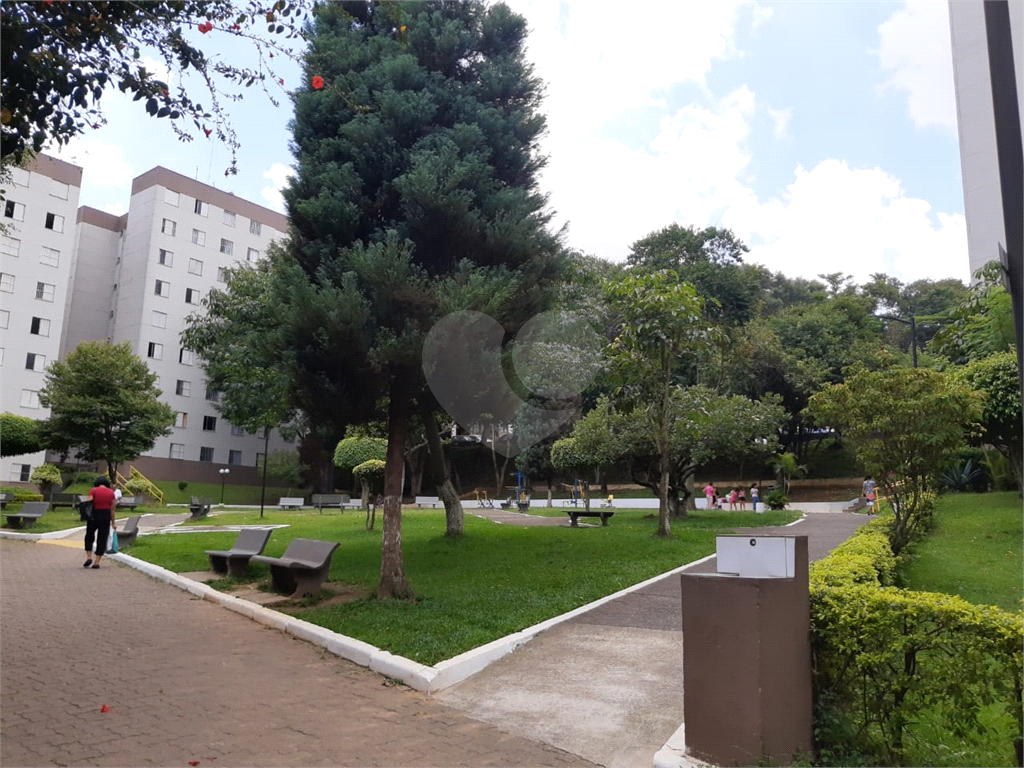 APARTAMENTO em CAMPO LIMPO