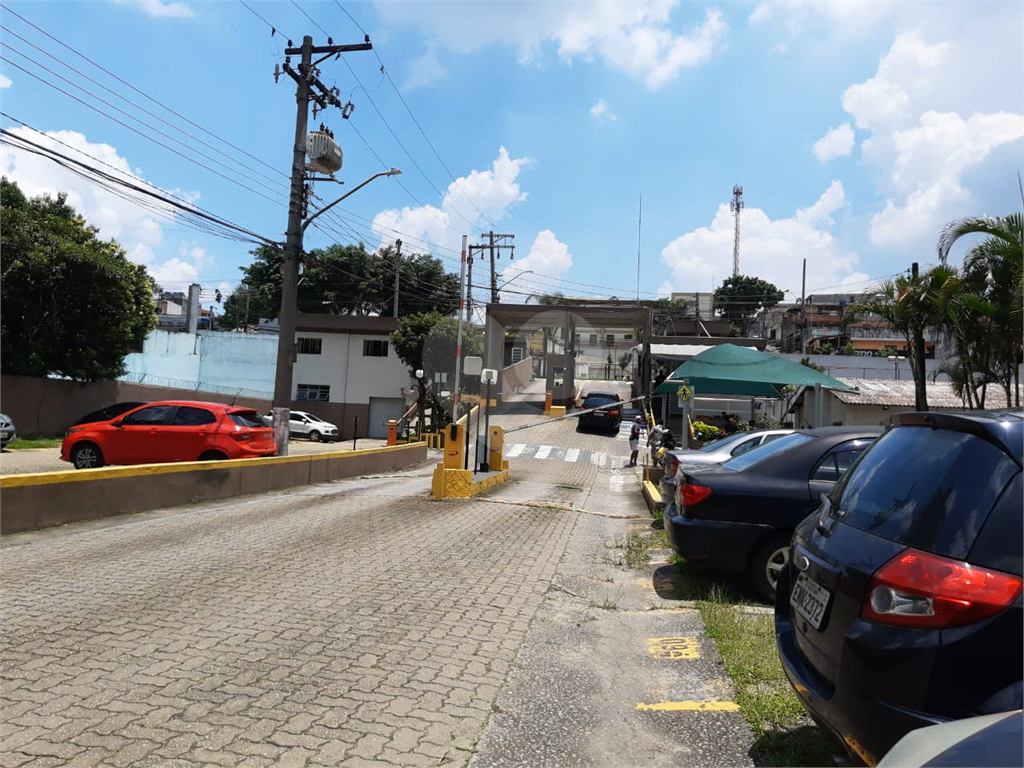 APARTAMENTO em CAMPO LIMPO