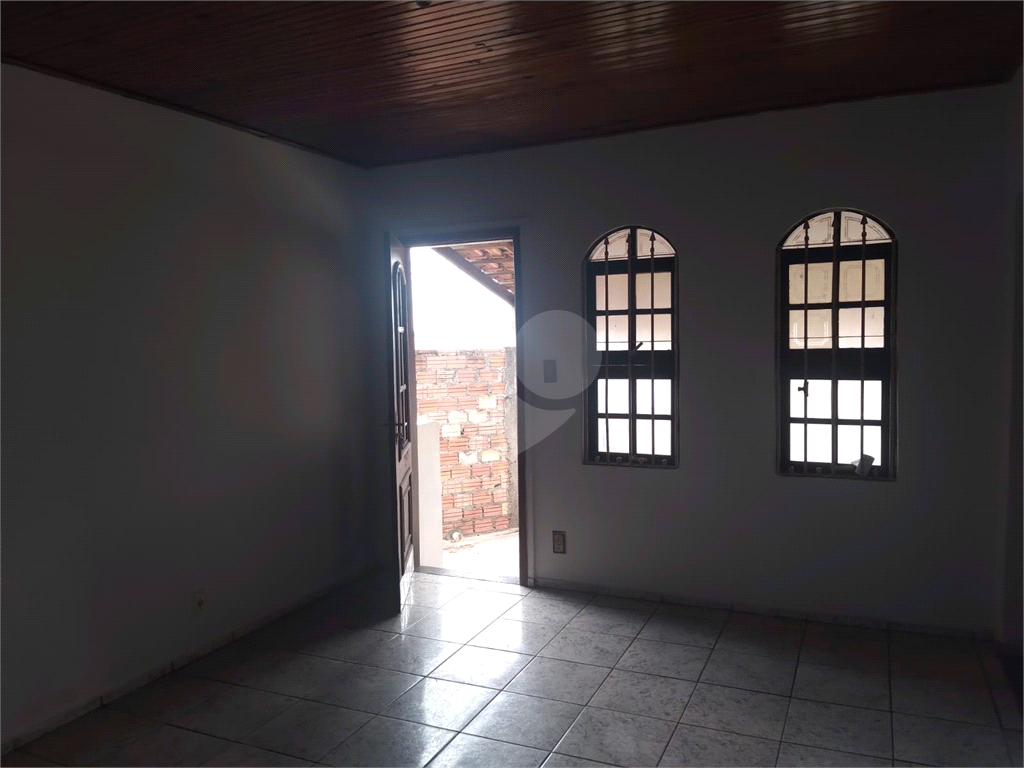 Casa à venda com 3 quartos, 82m² - Foto 1