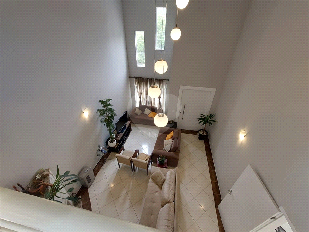 Casa em Condomínio de Alto Padrão