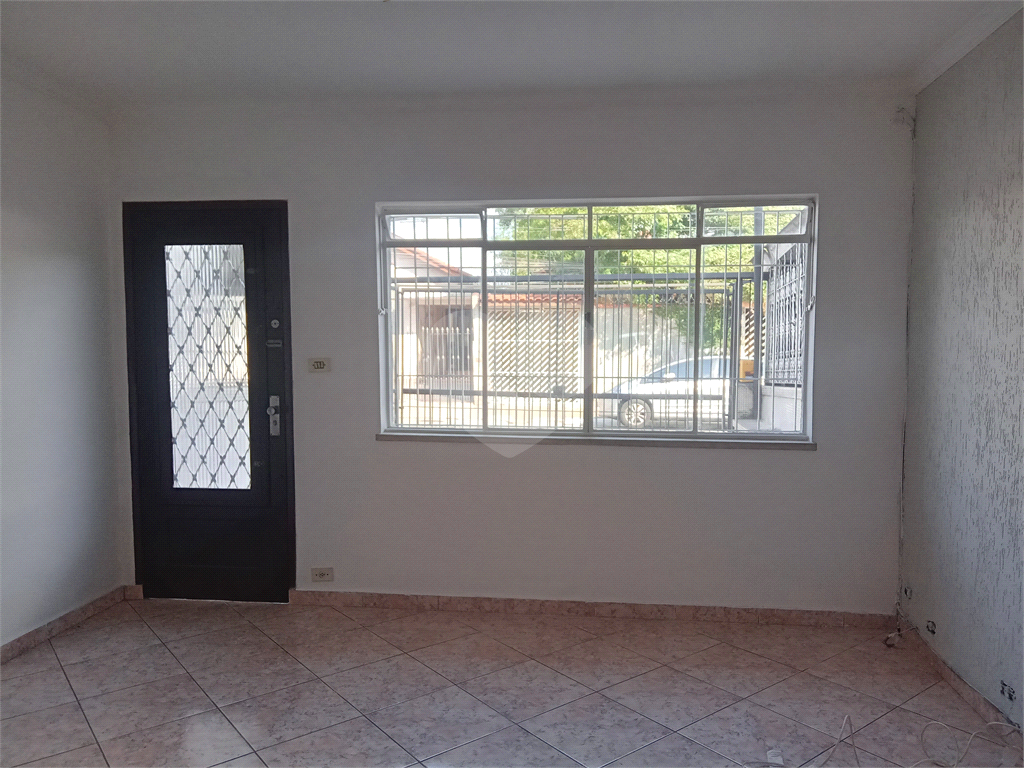 Sobrado à venda na Vila Maria com 2 dormitórios e garagem para 2 carros.