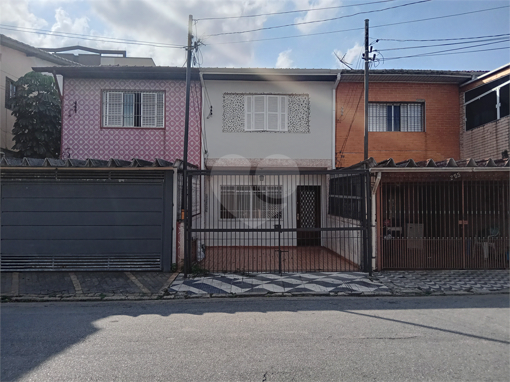 Sobrado à venda na Vila Maria com 2 dormitórios e garagem para 2 carros.