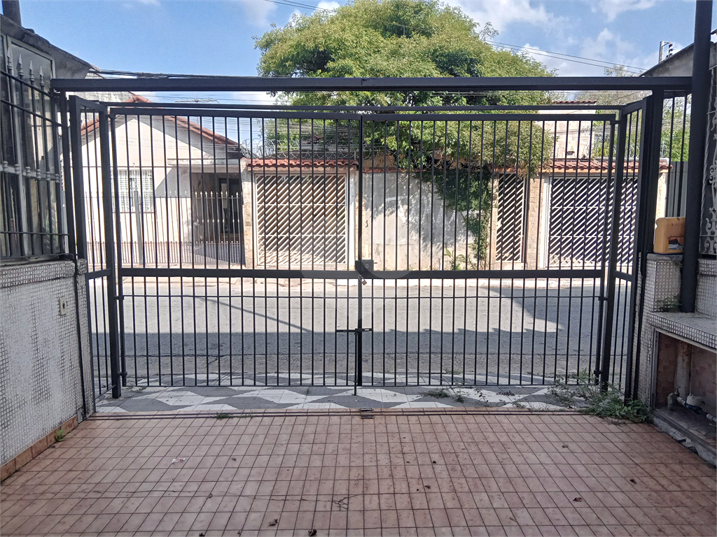 Sobrado à venda na Vila Maria com 2 dormitórios e garagem para 2 carros.