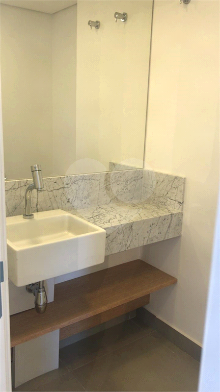 LOCAÇÃO COBERTURA DUPLEX JARDINS RICAMENTE MOBILIADA - 2 VAGAS 