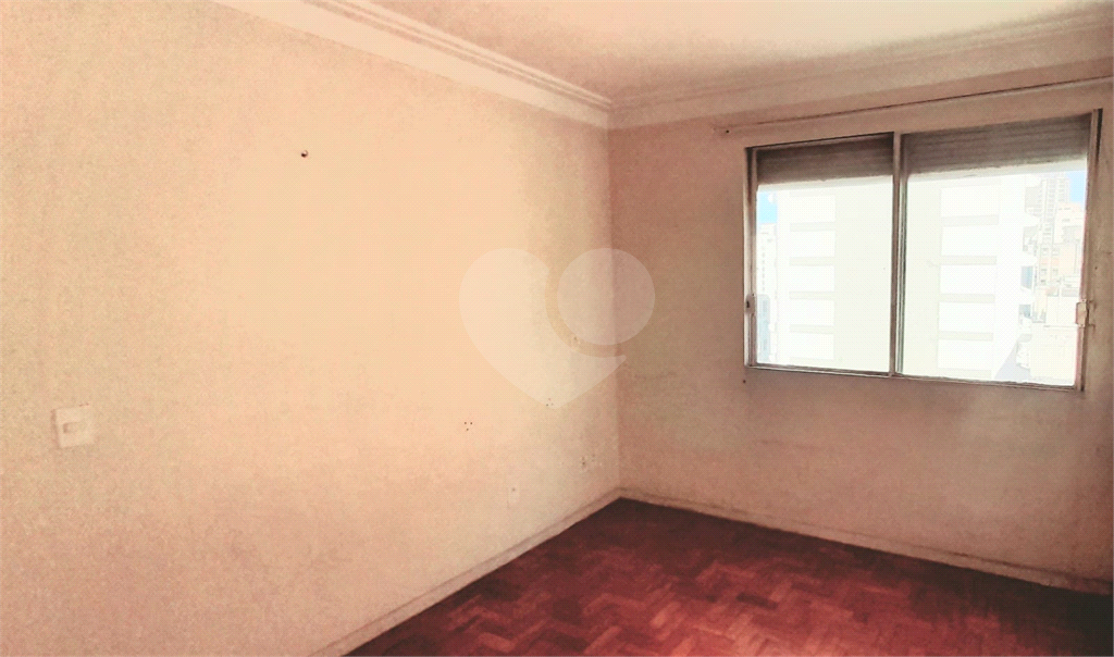 Apartamento nos jardins com dependências amplas 