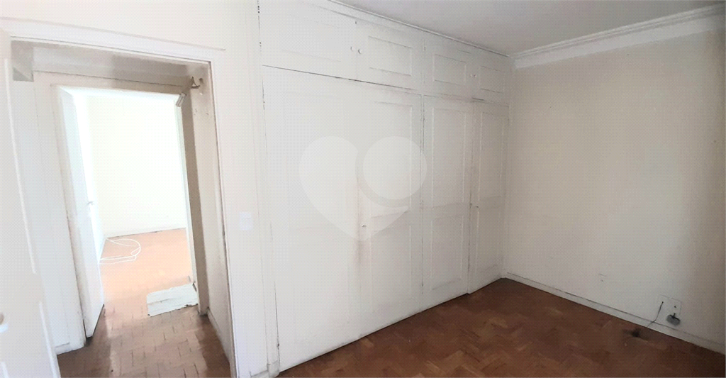 Apartamento nos jardins com dependências amplas 