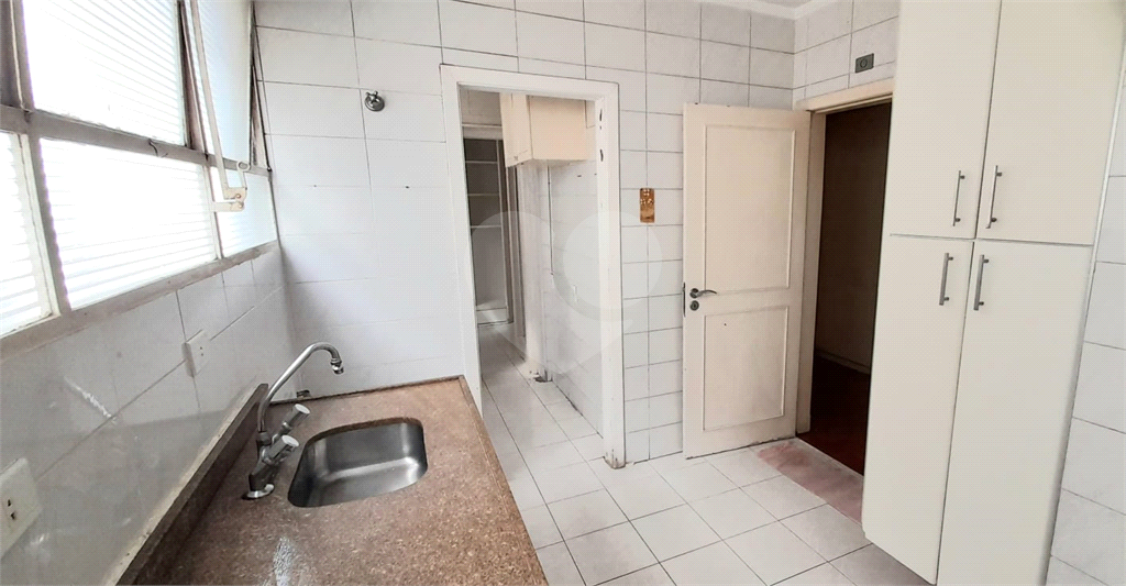 Apartamento nos jardins com dependências amplas 
