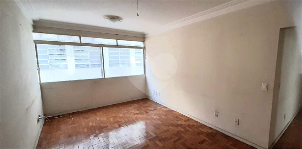 Apartamento nos jardins com dependências amplas 