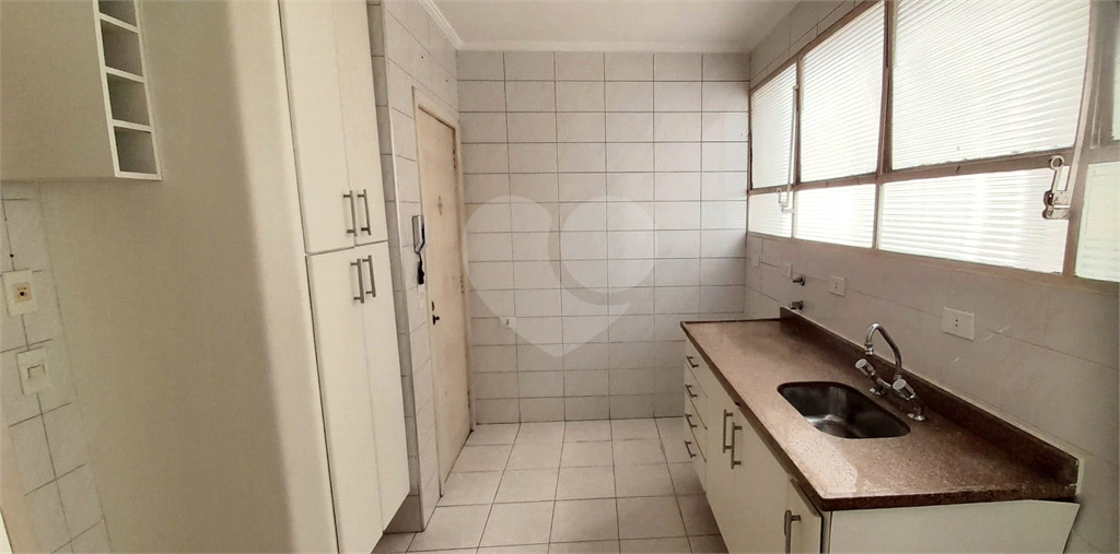 Apartamento nos jardins com dependências amplas 