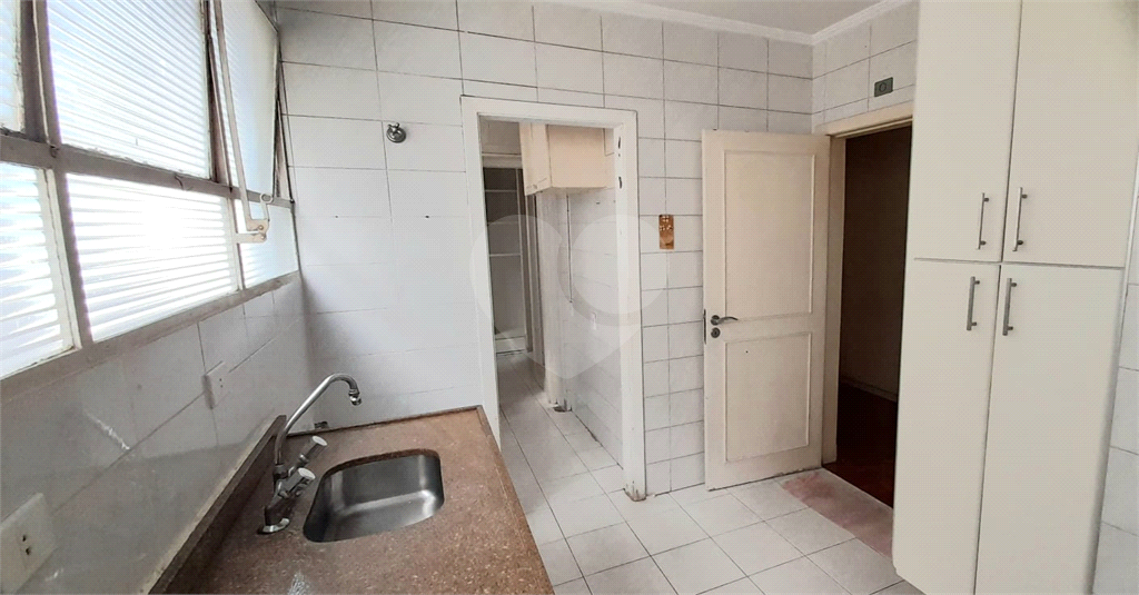 Apartamento nos jardins com dependências amplas 