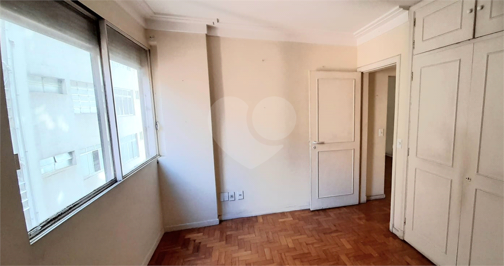 Apartamento nos jardins com dependências amplas 