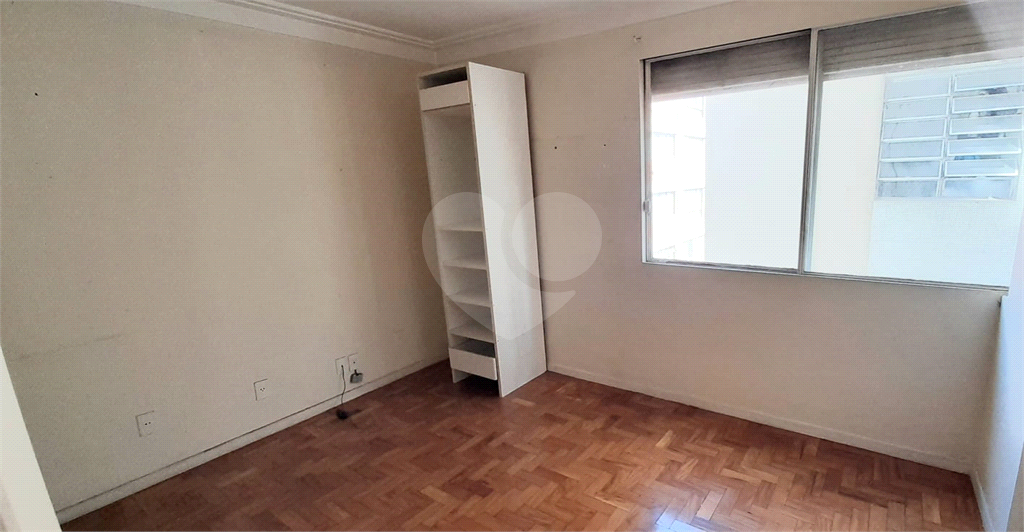 Apartamento nos jardins com dependências amplas 