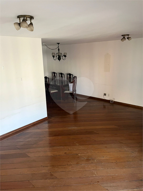 Apartamento em Moema 158 m² de área útil, com 4 quartos, 4 suítes e 6 banheiros, 3 vagas de garagem.