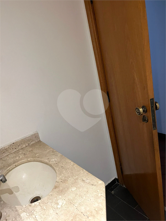 Apartamento em Moema 158 m² de área útil, com 4 quartos, 4 suítes e 6 banheiros, 3 vagas de garagem.