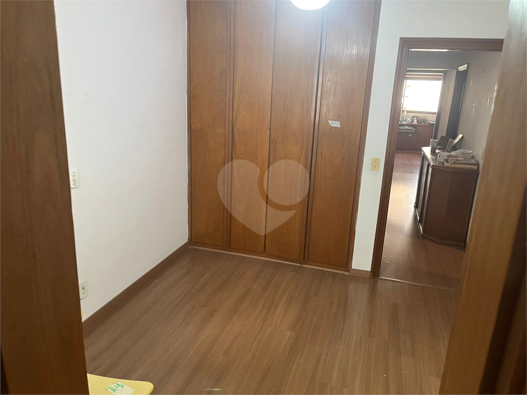 Apartamento em Moema 158 m² de área útil, com 4 quartos, 4 suítes e 6 banheiros, 3 vagas de garagem.