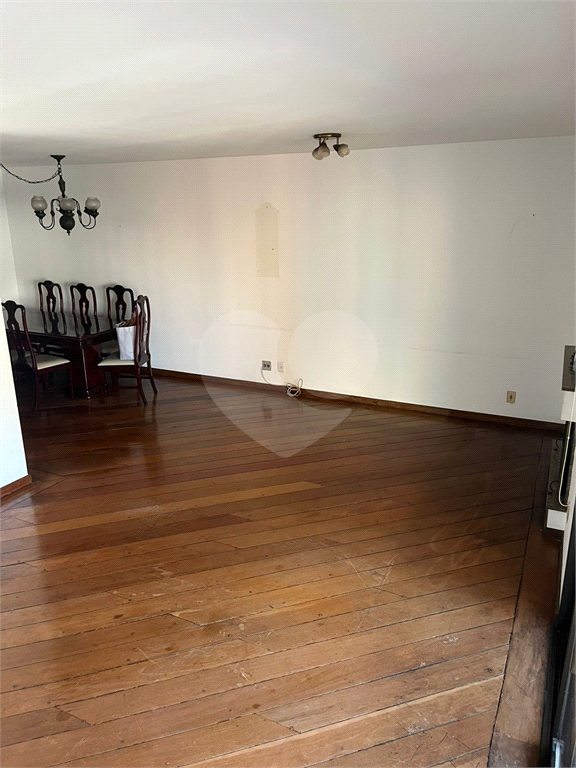 Apartamento em Moema 158 m² de área útil, com 4 quartos, 4 suítes e 6 banheiros, 3 vagas de garagem.