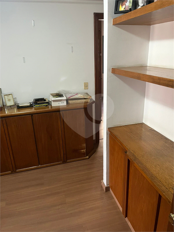 Apartamento em Moema 158 m² de área útil, com 4 quartos, 4 suítes e 6 banheiros, 3 vagas de garagem.