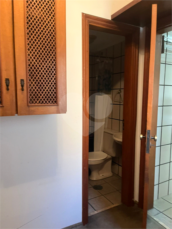 Apartamento em Moema 158 m² de área útil, com 4 quartos, 4 suítes e 6 banheiros, 3 vagas de garagem.