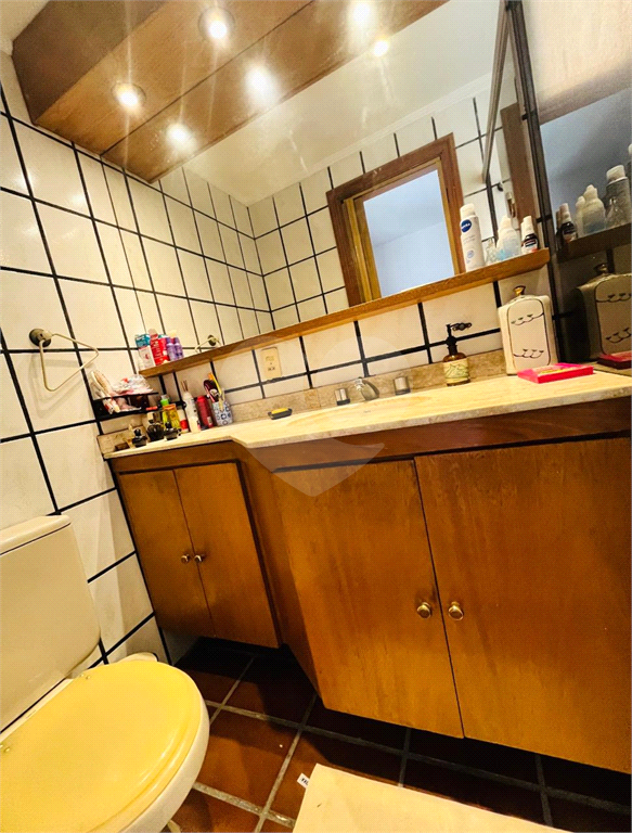 Apartamento em Moema 158 m² de área útil, com 4 quartos, 4 suítes e 6 banheiros, 3 vagas de garagem.