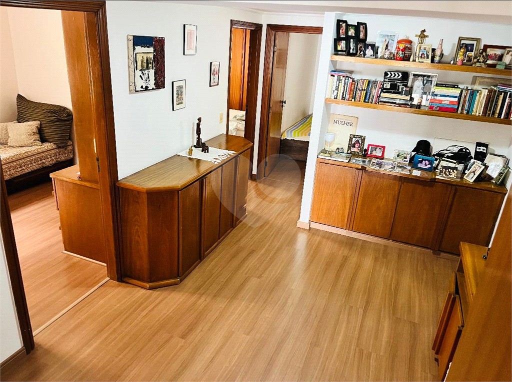 Apartamento em Moema 158 m² de área útil, com 4 quartos, 4 suítes e 6 banheiros, 3 vagas de garagem.