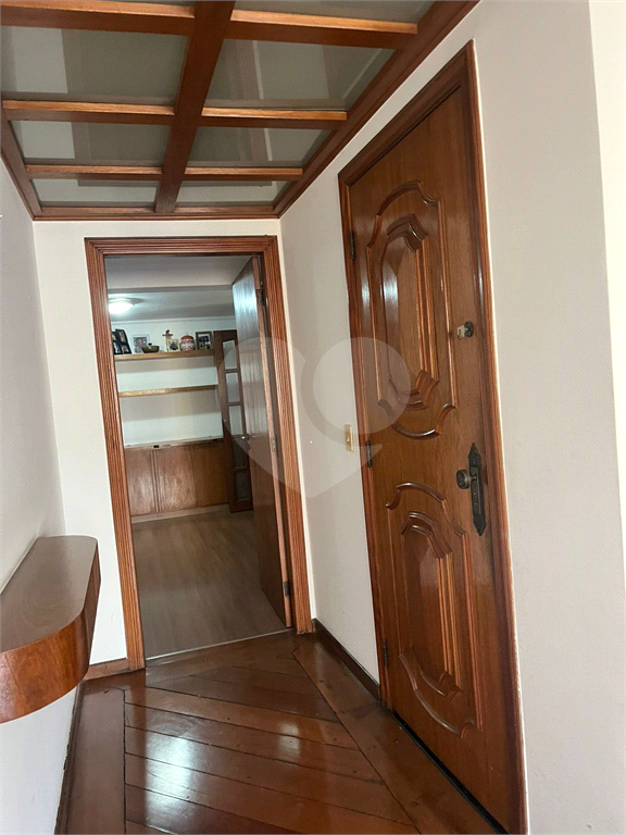 Apartamento em Moema 158 m² de área útil, com 4 quartos, 4 suítes e 6 banheiros, 3 vagas de garagem.