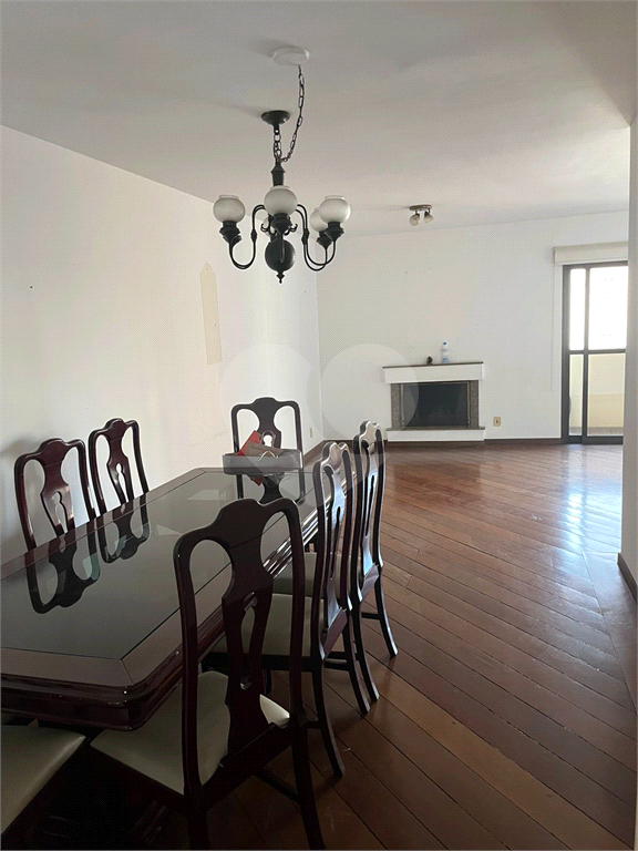 Apartamento em Moema 158 m² de área útil, com 4 quartos, 4 suítes e 6 banheiros, 3 vagas de garagem.
