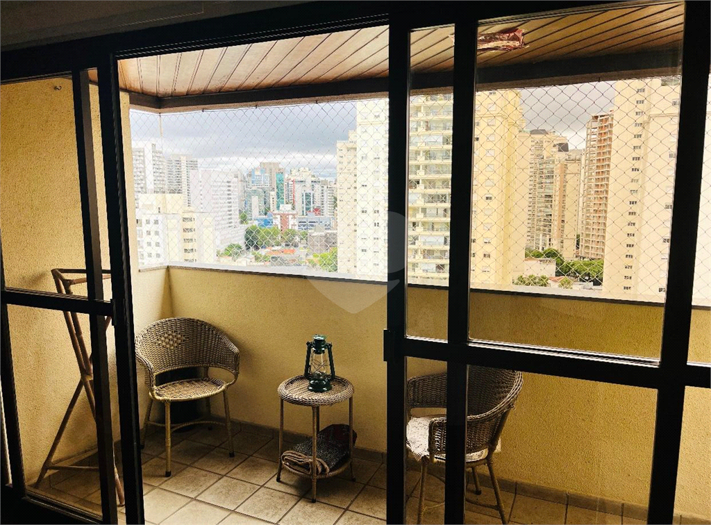 Apartamento em Moema 158 m² de área útil, com 4 quartos, 4 suítes e 6 banheiros, 3 vagas de garagem.