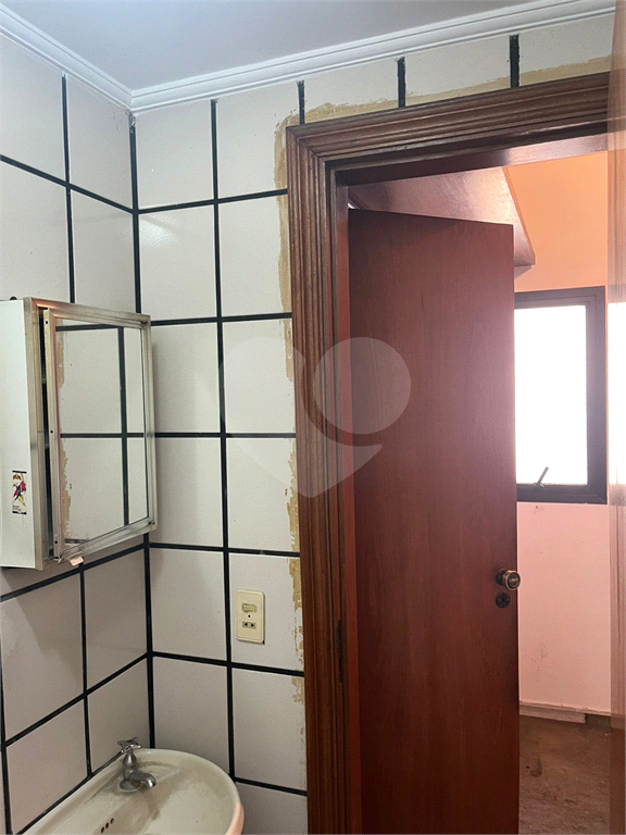 Apartamento em Moema 158 m² de área útil, com 4 quartos, 4 suítes e 6 banheiros, 3 vagas de garagem.