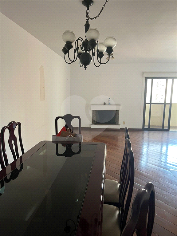 Apartamento em Moema 158 m² de área útil, com 4 quartos, 4 suítes e 6 banheiros, 3 vagas de garagem.