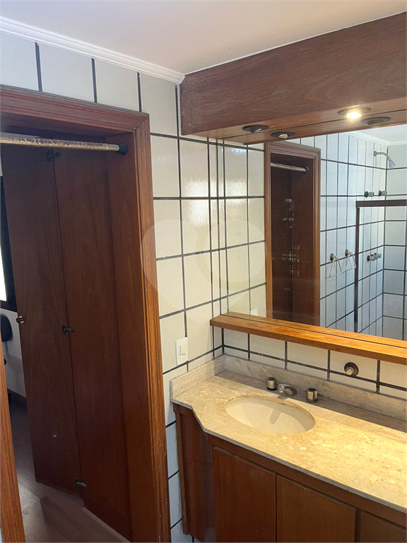 Apartamento em Moema 158 m² de área útil, com 4 quartos, 4 suítes e 6 banheiros, 3 vagas de garagem.