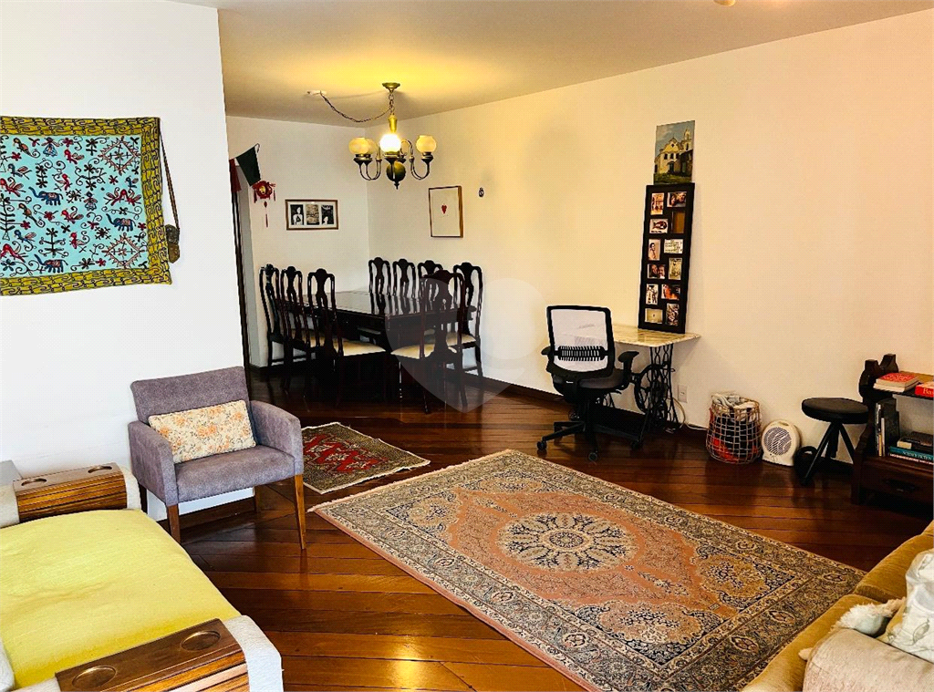 Apartamento em Moema 158 m² de área útil, com 4 quartos, 4 suítes e 6 banheiros, 3 vagas de garagem.