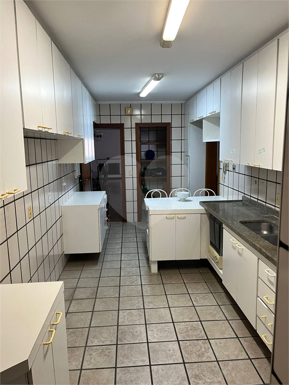 Apartamento em Moema 158 m² de área útil, com 4 quartos, 4 suítes e 6 banheiros, 3 vagas de garagem.