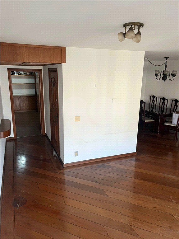 Apartamento em Moema 158 m² de área útil, com 4 quartos, 4 suítes e 6 banheiros, 3 vagas de garagem.