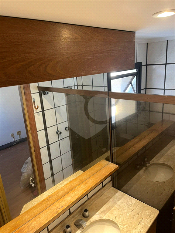 Apartamento em Moema 158 m² de área útil, com 4 quartos, 4 suítes e 6 banheiros, 3 vagas de garagem.