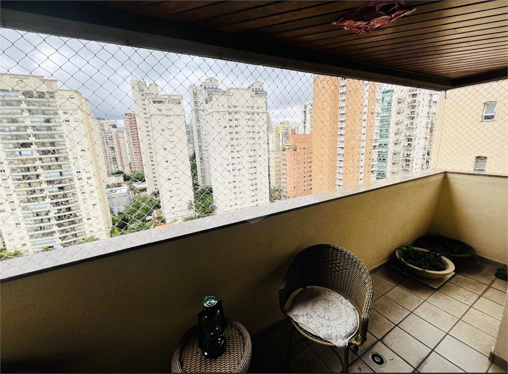 Apartamento em Moema 158 m² de área útil, com 4 quartos, 4 suítes e 6 banheiros, 3 vagas de garagem.