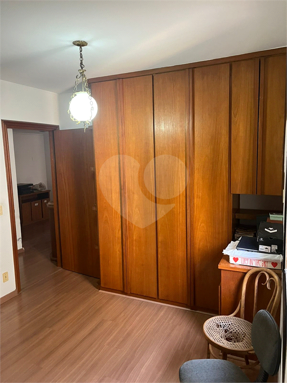 Apartamento em Moema 158 m² de área útil, com 4 quartos, 4 suítes e 6 banheiros, 3 vagas de garagem.