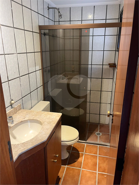 Apartamento em Moema 158 m² de área útil, com 4 quartos, 4 suítes e 6 banheiros, 3 vagas de garagem.