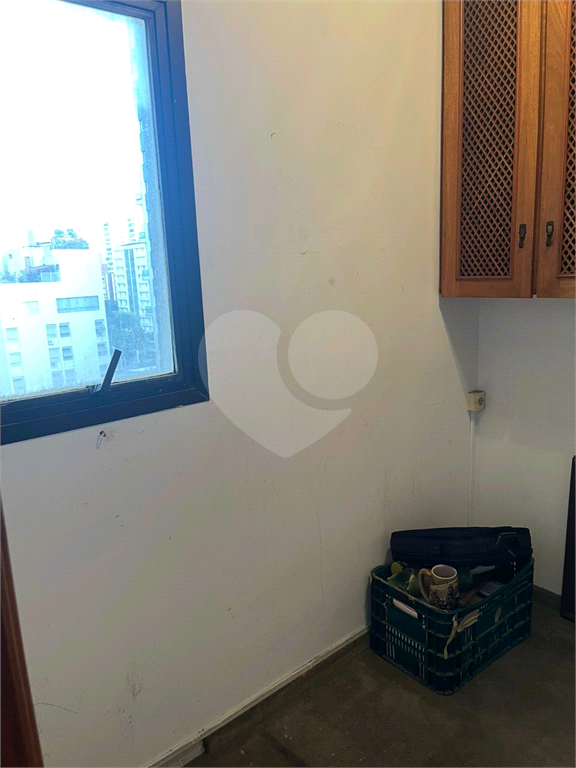 Apartamento em Moema 158 m² de área útil, com 4 quartos, 4 suítes e 6 banheiros, 3 vagas de garagem.