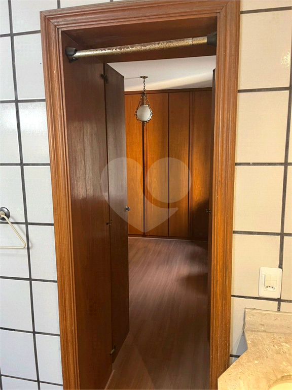 Apartamento em Moema 158 m² de área útil, com 4 quartos, 4 suítes e 6 banheiros, 3 vagas de garagem.