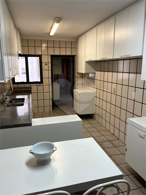 Apartamento em Moema 158 m² de área útil, com 4 quartos, 4 suítes e 6 banheiros, 3 vagas de garagem.