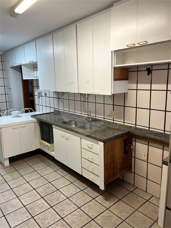 Apartamento em Moema 158 m² de área útil, com 4 quartos, 4 suítes e 6 banheiros, 3 vagas de garagem.