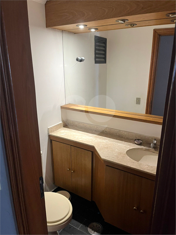 Apartamento em Moema 158 m² de área útil, com 4 quartos, 4 suítes e 6 banheiros, 3 vagas de garagem.