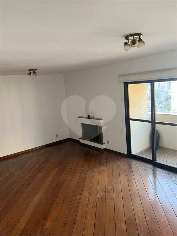 Apartamento em Moema 158 m² de área útil, com 4 quartos, 4 suítes e 6 banheiros, 3 vagas de garagem.