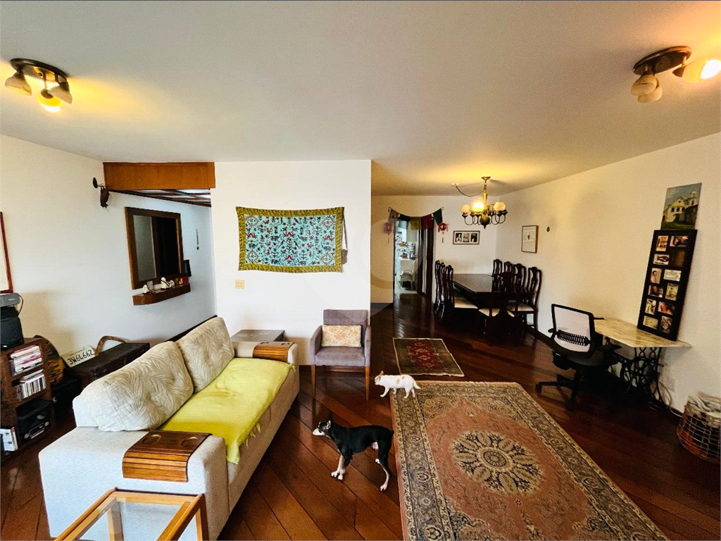 Apartamento em Moema 158 m² de área útil, com 4 quartos, 4 suítes e 6 banheiros, 3 vagas de garagem.