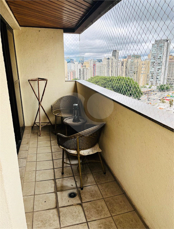 Apartamento em Moema 158 m² de área útil, com 4 quartos, 4 suítes e 6 banheiros, 3 vagas de garagem.