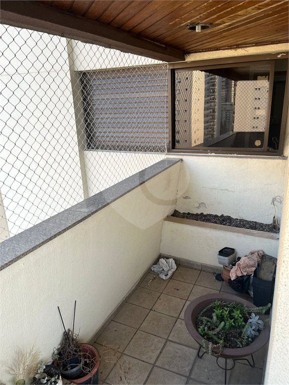 Apartamento em Moema 158 m² de área útil, com 4 quartos, 4 suítes e 6 banheiros, 3 vagas de garagem.