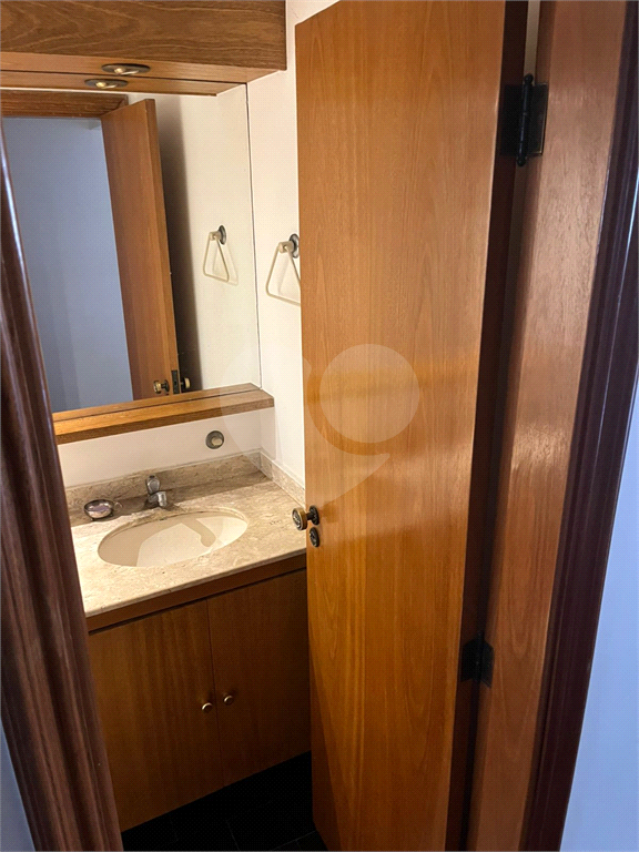 Apartamento em Moema 158 m² de área útil, com 4 quartos, 4 suítes e 6 banheiros, 3 vagas de garagem.
