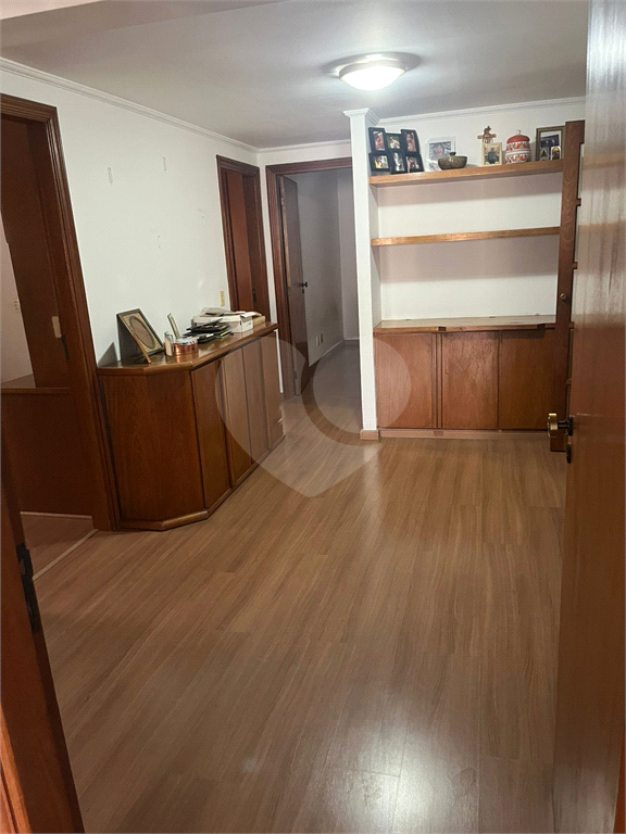 Apartamento em Moema 158 m² de área útil, com 4 quartos, 4 suítes e 6 banheiros, 3 vagas de garagem.
