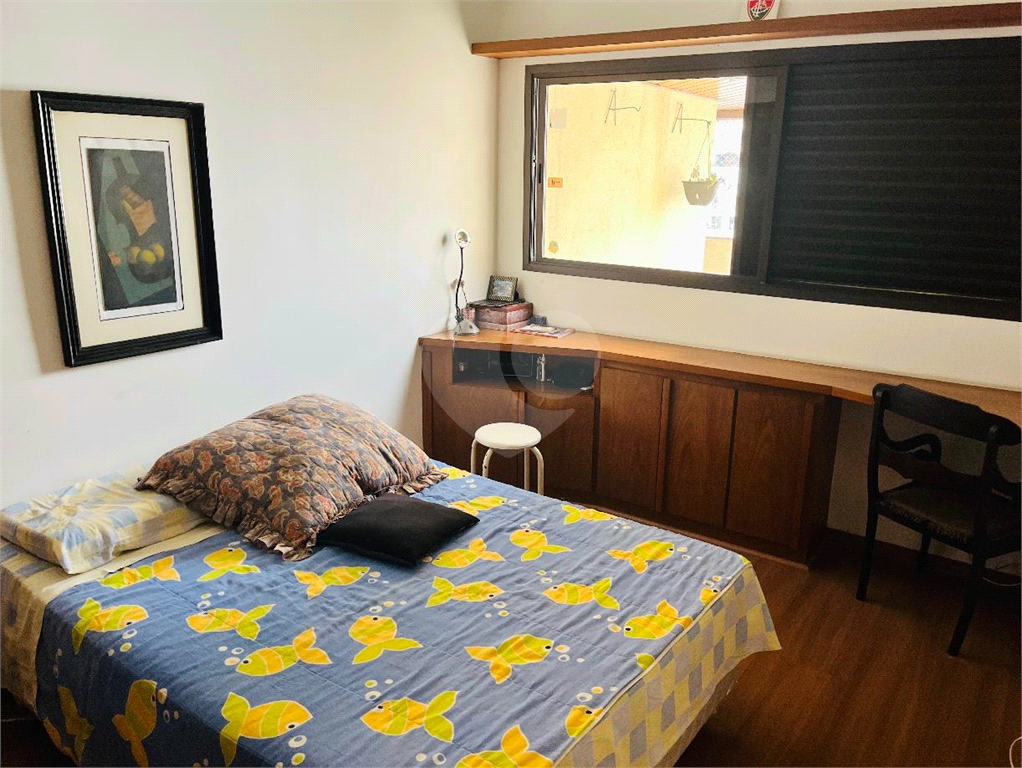 Apartamento em Moema 158 m² de área útil, com 4 quartos, 4 suítes e 6 banheiros, 3 vagas de garagem.