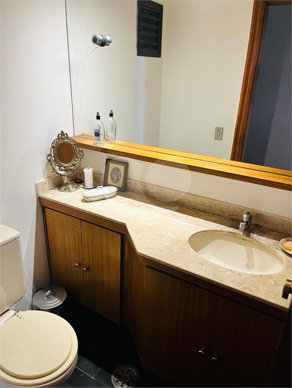 Apartamento em Moema 158 m² de área útil, com 4 quartos, 4 suítes e 6 banheiros, 3 vagas de garagem.